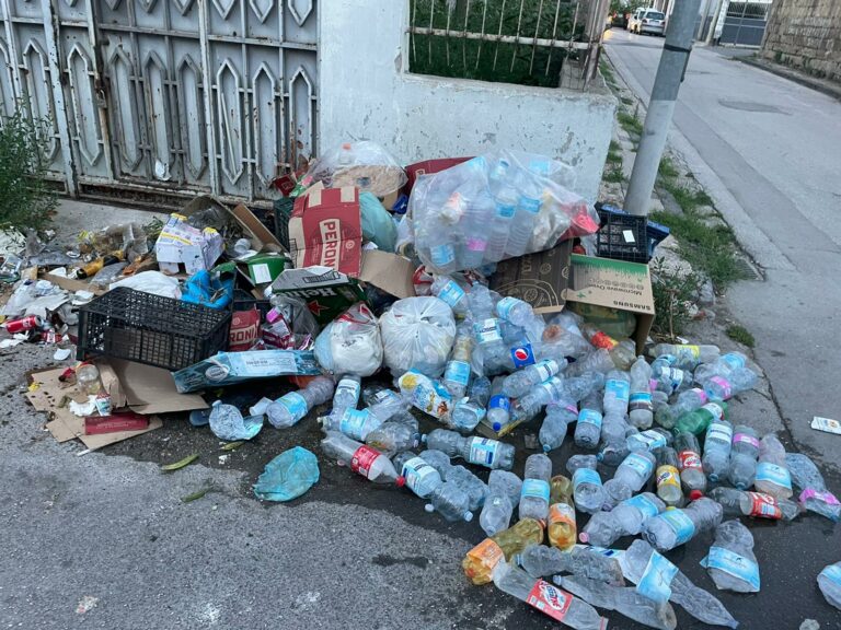 FOTO Frignano come Venezia: strade allagate e gravi disagi per i cittadini. E rifiuti sparsi ovunque. I consiglieri Mastroianni, Alidorante e Simonelli: “Situazione indecente”