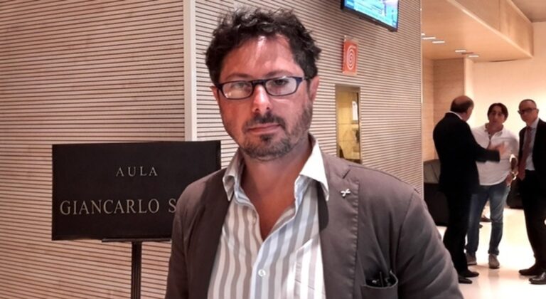 Napoli, il deputato Emilio Borrelli sotto scorta per le minacce degli abusivi di Pizzofalcone