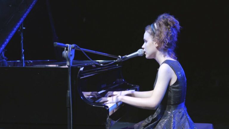VIDEO Settembre al Borgo apre le porte alla magia, Frida Bollani Magoni incanta il pubblico. Stasera tocca a Luigi Cinque