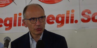 VIDEO Mille persone da Letta a Caserta sulle note di “Bella ciao”. Il leader Pd stronca Oliviero: “Ognuno si assume le proprie responsabilità”