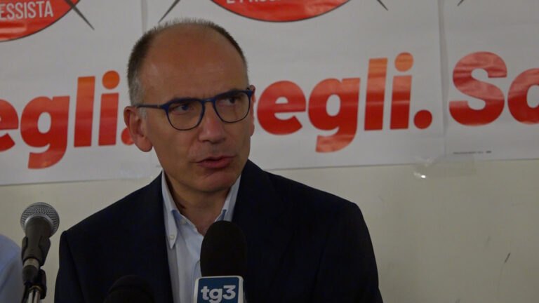 VIDEO Mille persone da Letta a Caserta sulle note di “Bella ciao”. Il leader Pd stronca Oliviero: “Ognuno si assume le proprie responsabilità”
