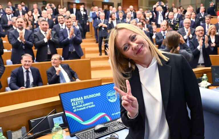 Governo, le priorità della Meloni: caro energia, pensioni, bollette e tetto contante. La premier: “Reddito cittadinanza una sconfitta”