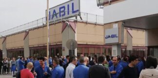 Azienda assume lavoratori Jabil di Marcianise e li licenzia, il tribunale: “Deve reintegrarli”