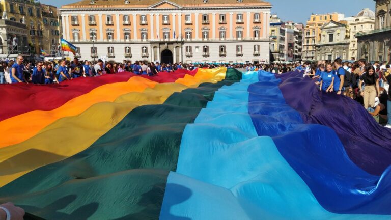 Marcia della Pace a Napoli, 25mila persone in piazza del Plebiscito per dire no alla guerra. Lettera di Liliana Segre