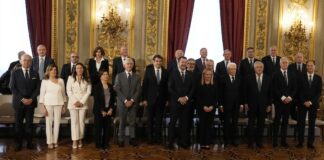 Giuramento Governo, le curiosità: Meloni a memoria con il braccialetto tricolore, Salvini perde la penna. Tajani legge