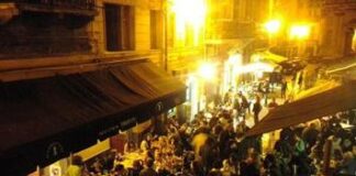 Vigilia di sangue per Napoli-Ajax, 3 tifosi olandesi aggrediti e uno accoltellato dagli ultras. Caos in via Medina e sul Lungomare