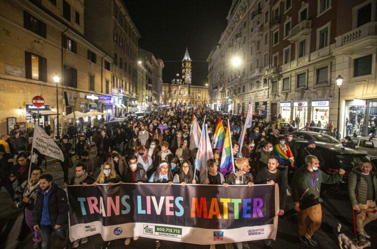 Shock a Napoli, trans si suicida a 19 anni: “Vittimizzata da operatori impreparati ad accogliere le identità”