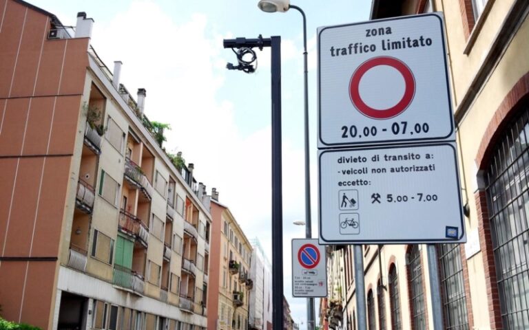 Napoli, Ztl in piazza Dante, oltre un mese di stop: si profila la revoca