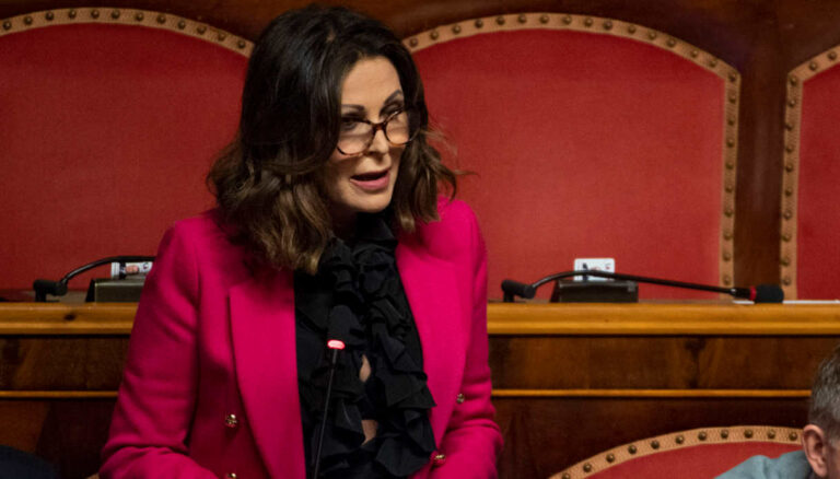 Caso Santanchè, la maggioranza è sotto pressione. Le opposizioni incalzano: “Si dimetta”