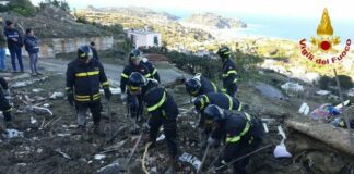 Frana a Ischia, recuperato l’ottavo cadavere: è un ragazzo di 15 anni. Si cercano 5 dispersi, Regione stanzia 4 milioni