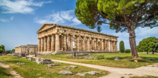 Paestum, sequestrata una stanza di albergo con porticato nel parco archeologico