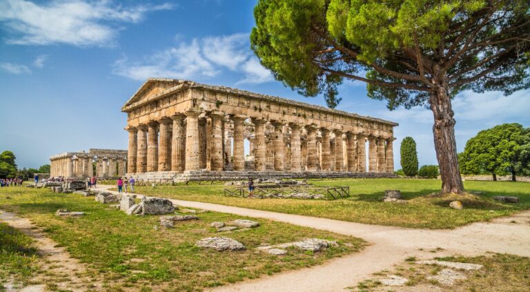 Paestum, sequestrata una stanza di albergo con porticato nel parco archeologico