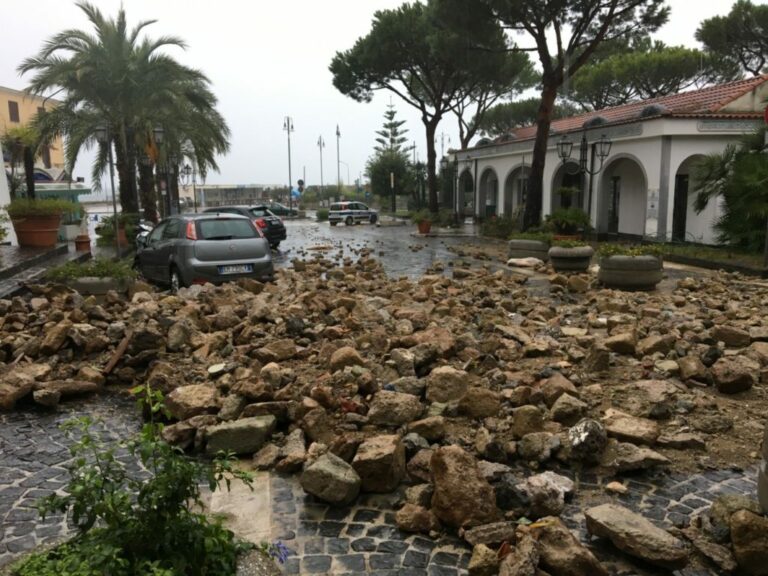 Scossa di terremoto a Ischia, due boati terrorizzano i cittadini