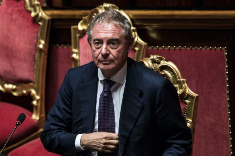 Istat, a giugno bilancia commerciale positiva per 7,7 miliardi. Il ministro Urso: “Smentiti i profeti di sventura”