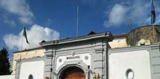 Parentopoli ad Acerra, l’opposizione attacca l’assessore Piscitelli: “Revoca immediata, è il minimo sindacale”