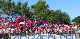 Afragola, i tifosi assaltano l’autobus della squadra con bastoni e bomba carta dopo la sconfitta. La società: “Gare a porte chiuse”