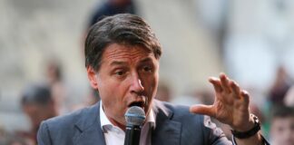 Reddito di cittadinanza, Conte a Scampia: “Abbandonare i poveri è una follia”