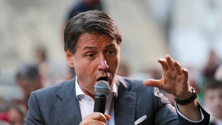 Reddito di cittadinanza, Conte a Scampia: “Abbandonare i poveri è una follia”