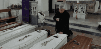 Frana a Ischia, l’elemosiniere del Papa in preghiera davanti alle salme delle vittime