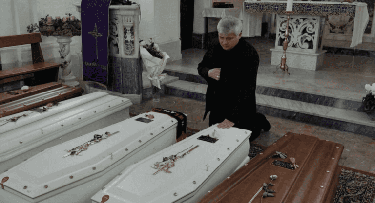Frana a Ischia, l’elemosiniere del Papa in preghiera davanti alle salme delle vittime
