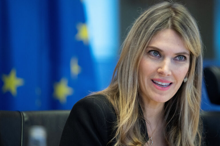 Qatargate, Eva Kaili confessa: “Nascoste mazzette”. Giudici di Brescia: “Su moglie di Panzeri gravi indizi di colpevolezza”