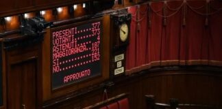 Manovra, fiducia alla Camera con 221 sì. Conte: “Verso disastro sociale”. Pd: “Una vigliaccata”