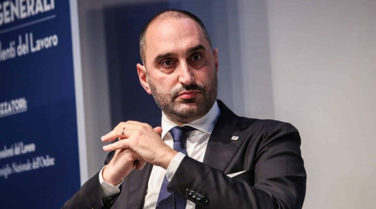 VIDEO LIVE CAMERA Gubitosa (M5S): “Regalati 900 milioni per il calciomercato delle squadre, imprese e cittadini dimenticati. Saremo il baluardo dei deboli”