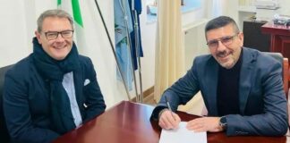 FOTO Cesa, ristrutturato il palazzo degli zii del sindaco Guida: l’edificio “sfora” in quello del vicino. Il responsabile dell’Urbanistica Petrarca dorme?