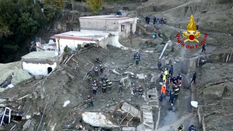 Frana a Ischia, operativo il piano di evacuazione di 1.300 persone dalla zona rossa: il maltempo ferma gli “angeli del fango”
