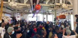 Arrivati a Salerno un centinaio migranti salvati al largo Libia: sarebbero tutti uomini e prevalentemente del Bangladesh