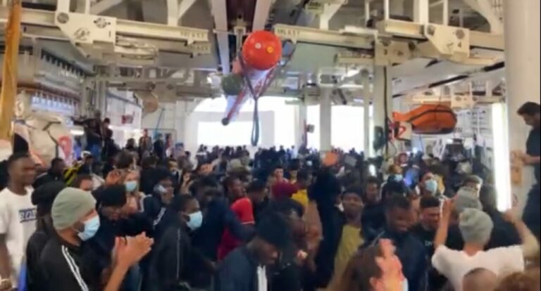 Arrivati a Salerno un centinaio migranti salvati al largo Libia: sarebbero tutti uomini e prevalentemente del Bangladesh