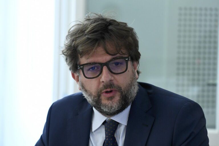 VIDEO INTERVISTA Osnato (FdI): “Italia cresce più del previsto, puntare sul turismo. Salario minimo? Serve ampio confronto”
