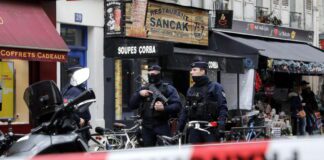 Strage a Parigi, tre morti e tre feriti: fermato un uomo con precedenti contro i migranti