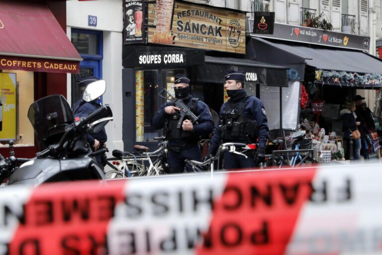 Strage a Parigi, tre morti e tre feriti: fermato un uomo con precedenti contro i migranti