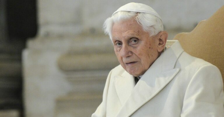È gravemente malato ma Ratzinger rifiuta di essere portato in ospedale