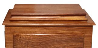 Giugliano, ruba urna funeraria durante trasloco ma poi si pente e la porta in chiesa