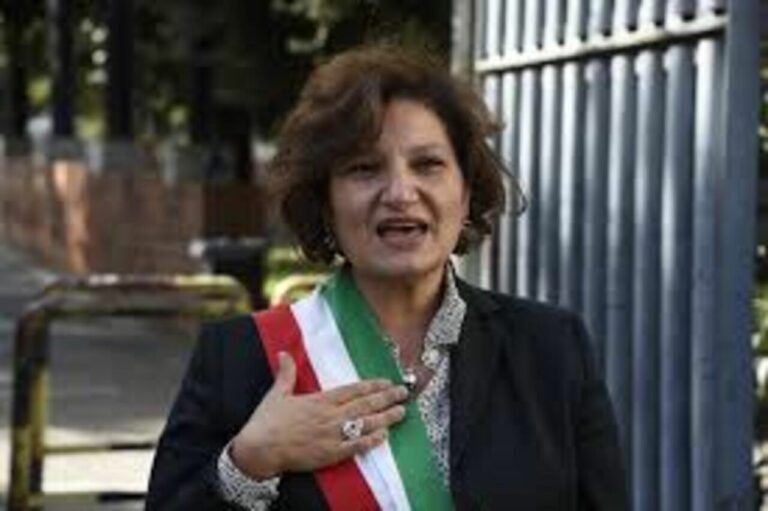 Arzano, disoccupato aggredisce sindaco e assessori: il primo cittadino presenta denuncia