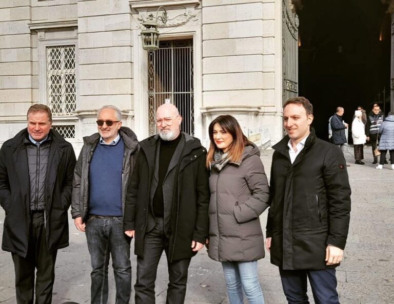 Tour in Campania, Bonaccini avverte Oliviero: “Basta personalismi e rivalità tra dirigenti, siamo una comunità”. Picierno e Graziano gongolano, Casillo e Topo pure