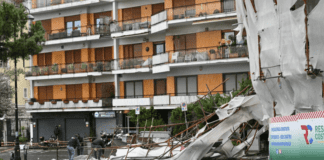VIDEO Terrore a Napoli, crolla impalcatura alta quattro piani