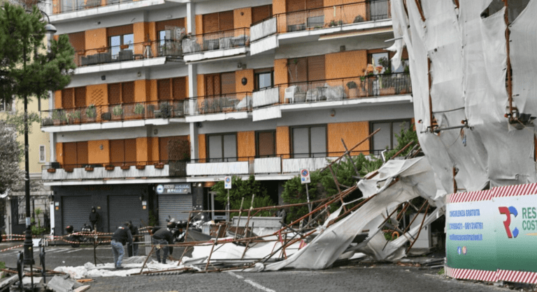 VIDEO Terrore a Napoli, crolla impalcatura alta quattro piani
