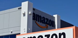 Muore di infarto in un magazzino Amazon, i dipendenti: “Non ci hanno avvisati, corpo nascosto con cartoni”