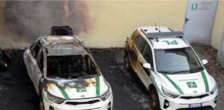 FOTO Auto della polizia locale incendiate, trovate molotov in un parco vicino al Municipio: episodi legati al caso Cospito