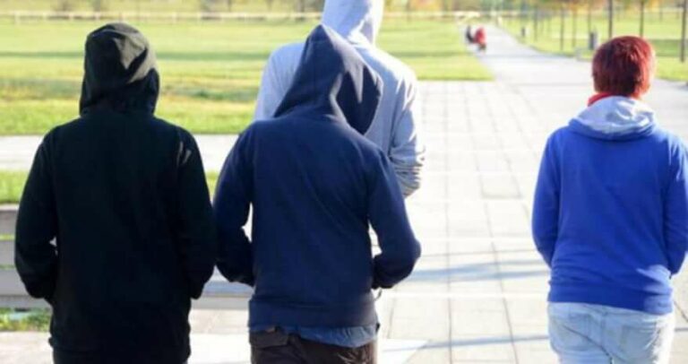 Napoli, turista  ferito da baby gang che voleva rubargli il monopattino elettrico