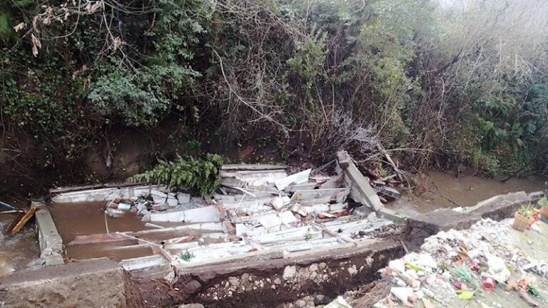 Centinaia di bare e urne trascinate in un torrente nel Sannio, otto recuperate: si cercano resti delle persone tumulate