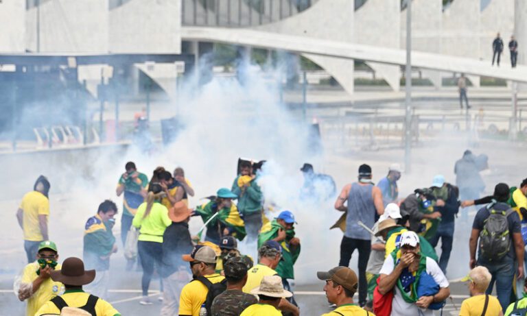 Brasile, assalto al Parlamento dei sostenitori di Bolsonaro: 400 arresti. Già 46 i feriti, 6 gravi