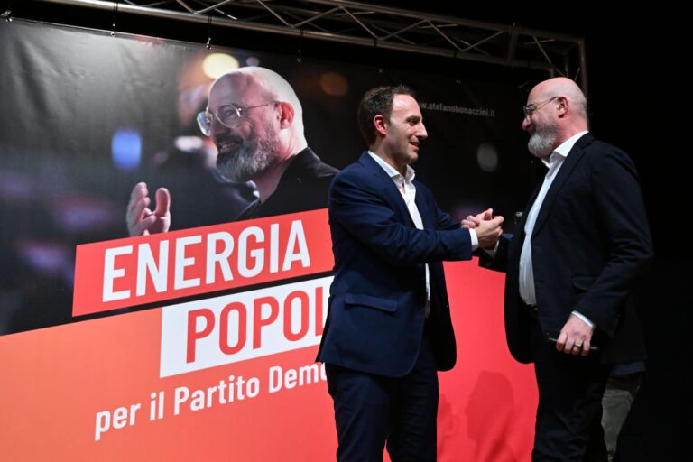 Pd, tappa di Bonaccini in Campania. Piero De Luca: “C’è voglia di nuove energie dai territori”. Al candidato alla segretaria la maglia della Salernitana