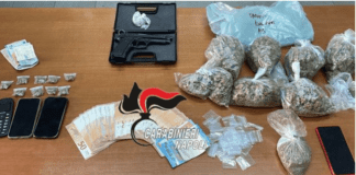 Mugnano, droga e pistola illegale in casa: in manette 30enne e sua zia di 60 anni