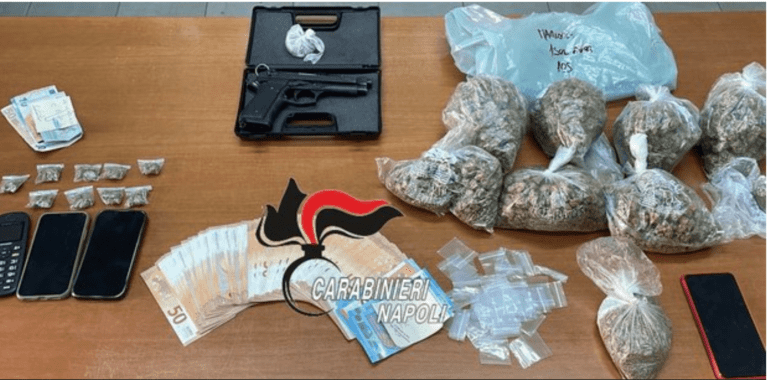 Mugnano, droga e pistola illegale in casa: in manette 30enne e sua zia di 60 anni