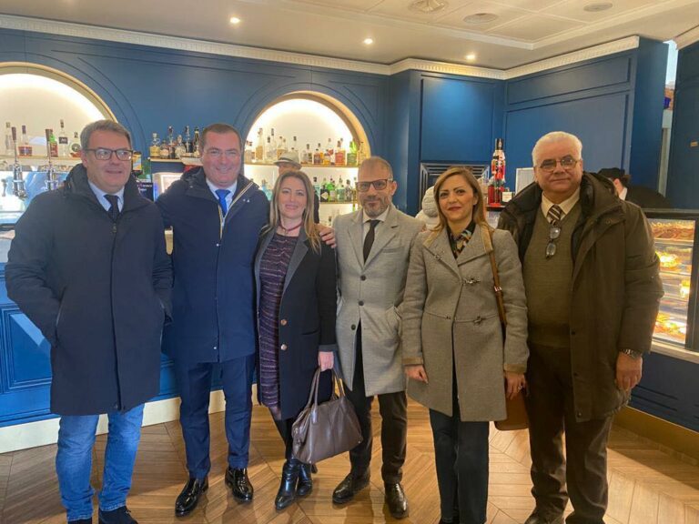 Cesa: il sindaco Guida, il vice Guarino e De Angelis senza vergogna. Foto di gruppo con Zannini, l’uomo di Mondragone