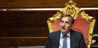 VIDEO Senato, La Russa commemora l’ambasciatore Attanasio e il carabiniere Iacovacci: un minuto di silenzio